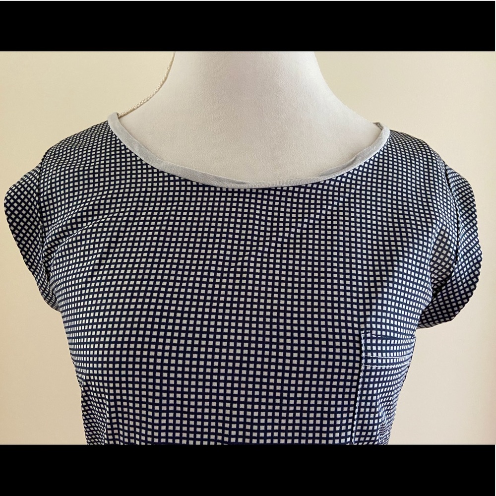 Cute Print Top w/ Solid Gray back - Picture 4 of 6
